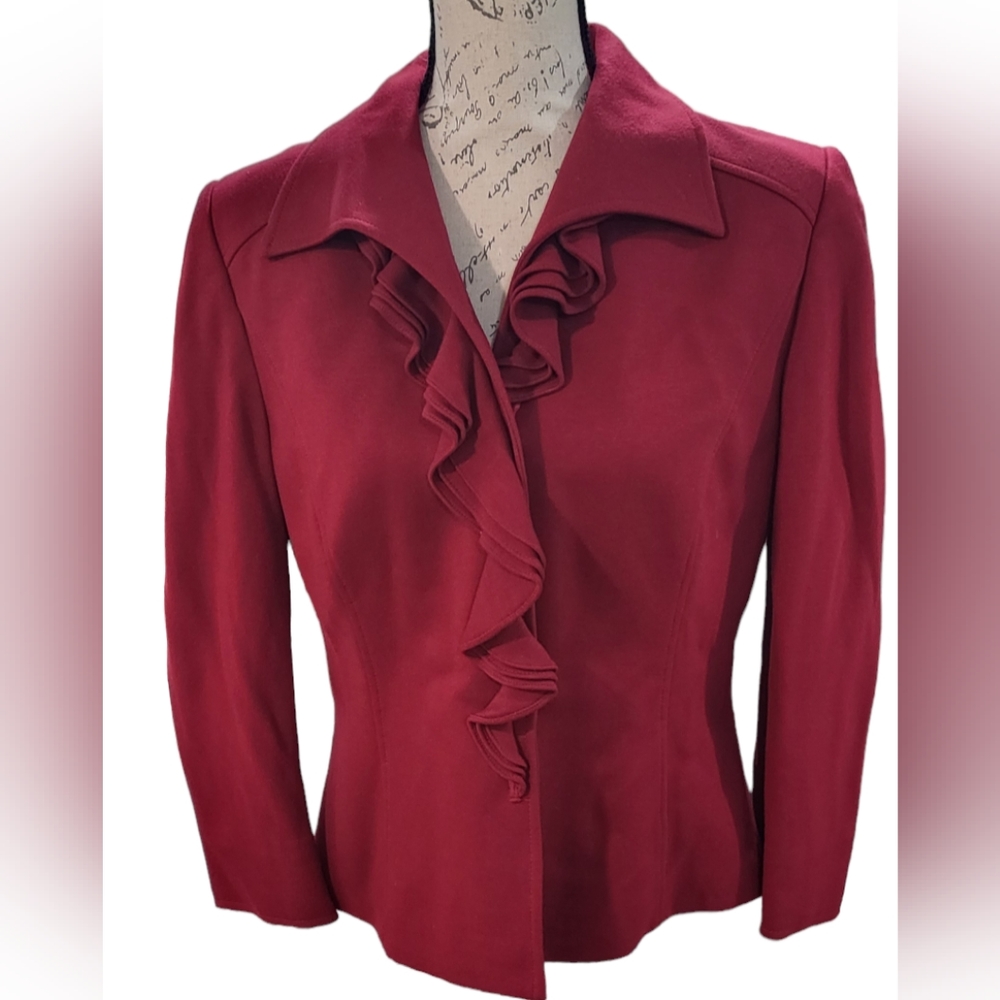 Gorgeous Red Tahari by Arthur Levine Blazer / Jacket with snap closures. Size 10